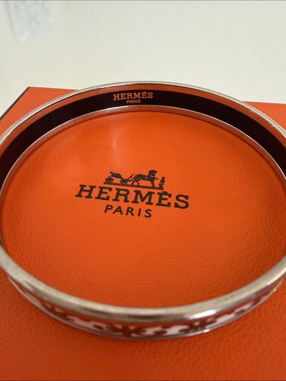 Hermès White Motif Silver Tone Enamel Bangle - Picture 4 of 10